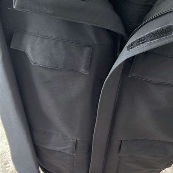 The North Face Black Performance Jacket for Versatile Outdoor Use - Picture 4 of 8